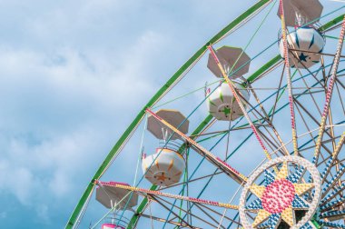 Büyük bir tekerlek gökyüzü arka plan üzerinde renkli kabin ile düşük açılı görünümü
