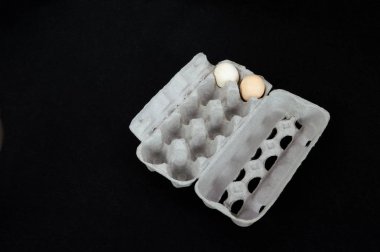 Arka plan siyah iki yumurta karton yumurta kutusu hissettim.