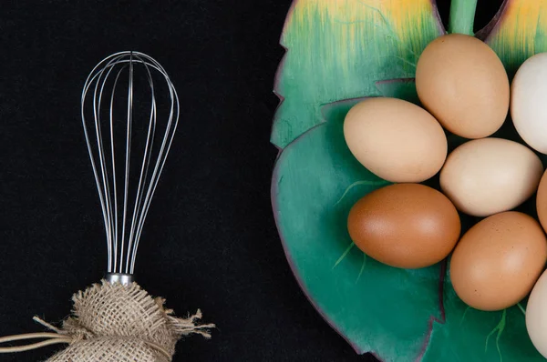 Tampilan Puncak Telur Ayam Piring Berbentuk Daun Dan Eggbeater Latar — Stok Foto