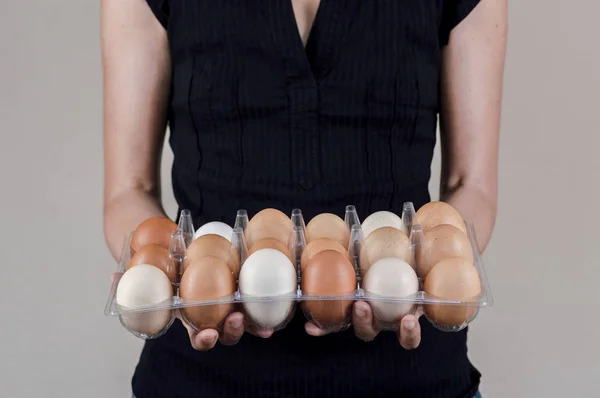 Белая Женщина Черной Рубашке Держит Пластиковую Коробку Яйцами Курицы — стоковое фото