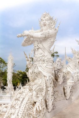 Azrail, koruyucu heykel Wat Rong Khun Beyaz Tapınak, Chiang Rai, Tayland tapınakta eşiğine.