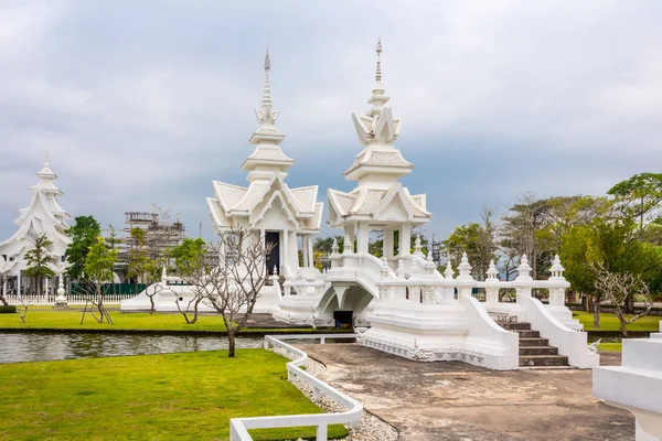 Thailändsk Arkitektur Vid Wat Rong Khun Vita Templet Chiang Rai — Stockfoto