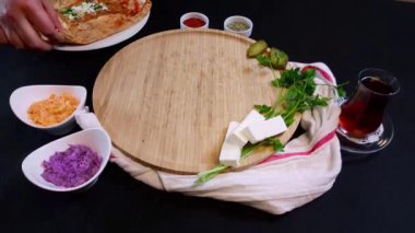 Bir ahşap tahta üzerinde bir ateş için yemek sahnesi kadın prepping