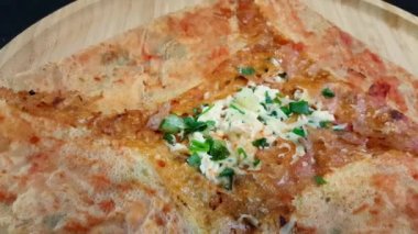 Peynir ile lezzetli krep bir ahşap tahta üzerinde meze ve çay ile servis