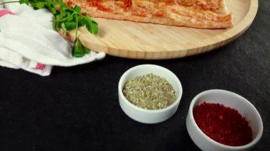 Peynir ile lezzetli krep bir ahşap tahta üzerinde meze ve çay ile servis