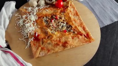 Mantar ve peynir ile lezzetli krep ahşap tahta üzerinde baharat ile servis