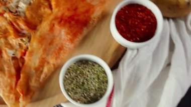 Sebze ve peynir ile lezzetli krep ahşap tahta üzerinde baharat ile servis