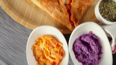 Sebze ve peynir ile lezzetli krep ahşap tahta üzerinde baharat ile servis