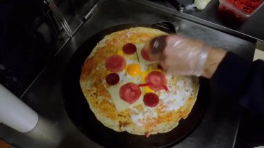 Peynir, Türk Sauge (sucuk) ve yumurta ile bir krep hazırlamak Cook