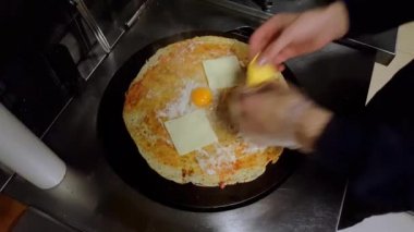 Peynir, Türk Sauge (sucuk) ve yumurta ile bir krep hazırlamak Cook