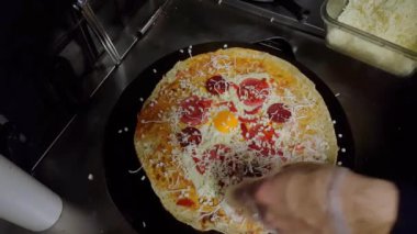 Peynir, Türk Sauge (sucuk) ve yumurta ile bir krep hazırlamak Cook