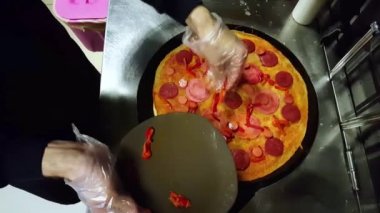 Biraz kapya biber koyarak Cook siyah bir Ocak üzerinde krep üzerinde bir plaka sol