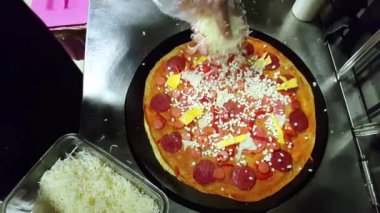 Cook siyah bir tencerede krep bazı peynir koyarak