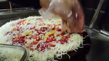 Cook siyah bir tencerede krep bazı peynir koyarak