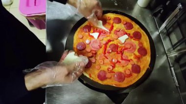 Cook siyah bir tencerede krep bazı peynir koyarak