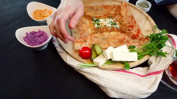 Mujer preparando la escena de la comida para un rodaje en un tablero de madera — Vídeo de stock