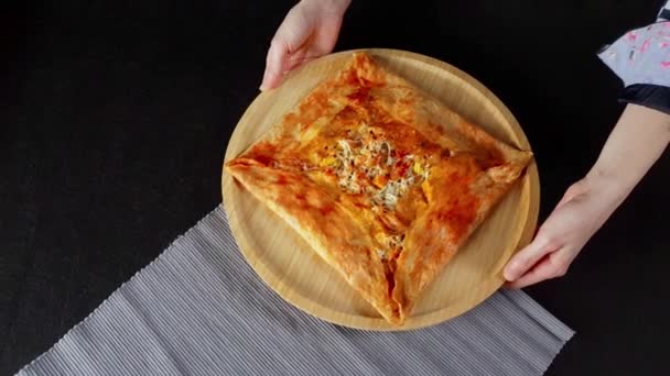 Mujer preparando la escena de la comida para un rodaje en un tablero de madera — Vídeo de stock