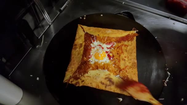 Masak menyiapkan crepe dengan keju, sauge Turki (sucuk) dan telur — Stok Video