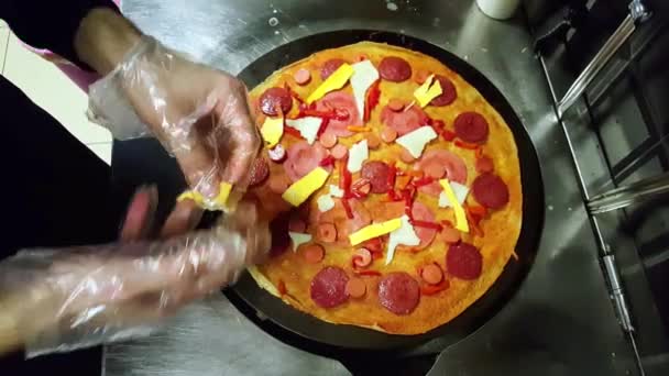 Cozinhe colocando um pouco de queijo no crepe em um fogão preto — Vídeo de Stock