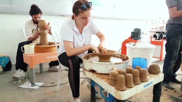 12. Uluslararası Eskişehir Terra Cotta Sempozyumu 'nda kil pot yapan Çömlekçilik sanatçıları — Stok video