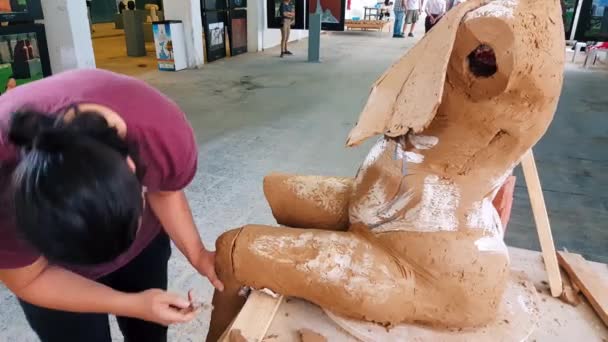 第 12 回国際エスキシェヒル テラコッタ シンポジウムで彼の彫刻に取り組んでいる若い男 — ストック動画
