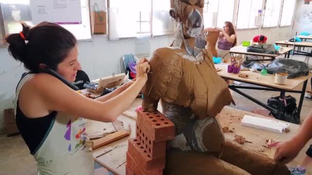 12. Uluslararası Eskişehir Terra Cotta Sempozyumu 'nda heykel üzerinde çalışan sanatçı kadın — Stok video