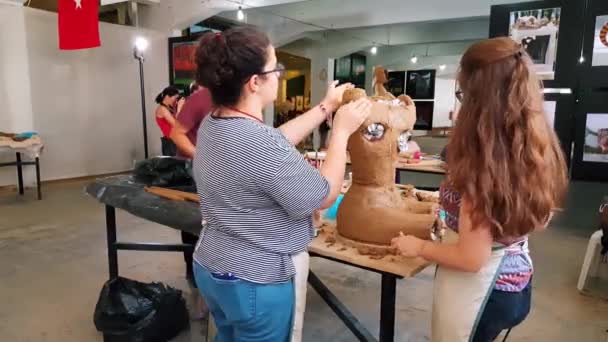 12. Uluslararası Eskişehir Terra Cotta Sempozyumu 'nda öğrenciyle çalışan sanatçı kadınları — Stok video