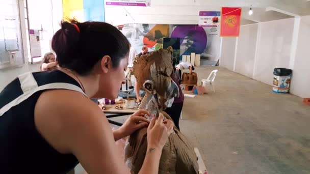 在第十二届国际 Eskisehir Terra Cotta 研讨会上创作雕塑的艺术家妇女 — 图库视频影像