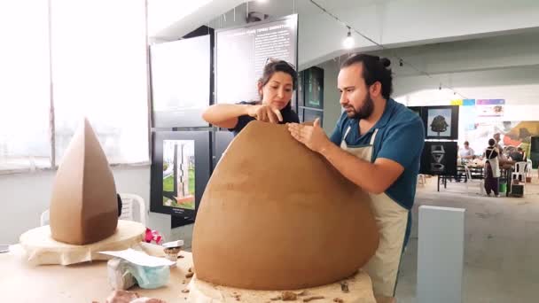 Künstler beim 12. internationalen eskisehir terra cotta Symposium an ihrer Skulptur — Stockvideo