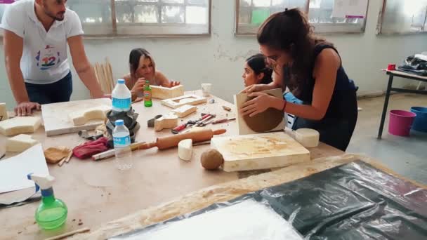 Künstler in einem Atelier während des 12. internationalen eskisehir terra cotta Symposiums — Stockvideo