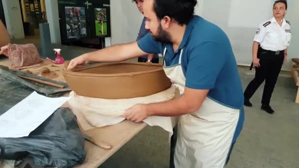 Junger Mann bei der Arbeit an seiner Skulptur beim 12. internationalen eskisehir terra cotta Symposium — Stockvideo