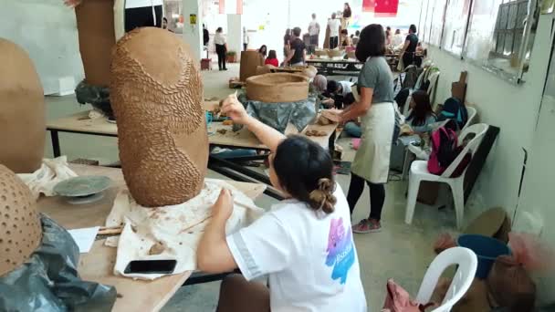 Artistas trabajando en un taller durante el XII Simposio Internacional Eskisehir Terra Cotta — Vídeo de stock