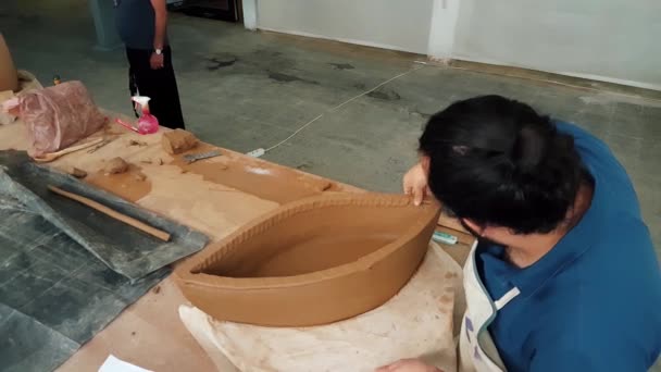 Giovane che lavora alla sua scultura al XII Simposio Internazionale Eskisehir Terra Cotta — Video Stock