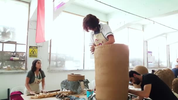 Kunstenaar vrouw werkt aan haar beeldhouwkunst op de 12e internationale Eskisehir Terra Cotta symposium — Stockvideo