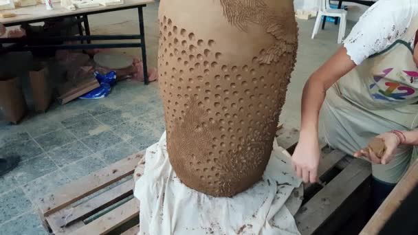 Kunstenaar vrouw werkt aan haar beeldhouwkunst op de 12e internationale Eskisehir Terra Cotta symposium — Stockvideo