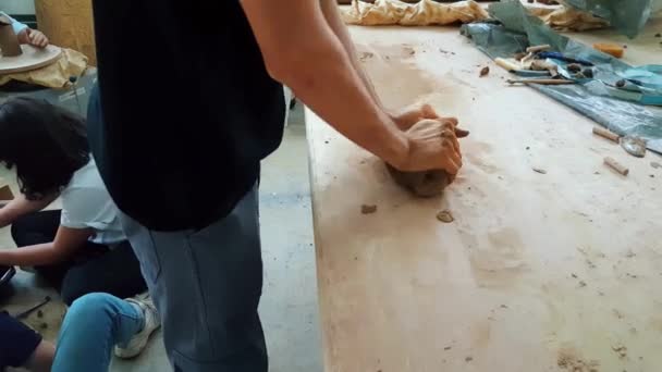 Mann arbeitet mit Ton in einem Atelier beim 12. internationalen Symposium eskisehir terra cotta — Stockvideo