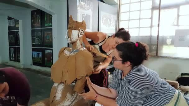 Artist woman working with her student at the 12th International Eskisehir Terra Cotta Symposium — Stock Video
