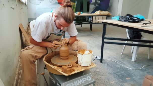 Pottery artist making clay pot at the 12th International Eskisehir Terra Cotta Symposium — Stock Video