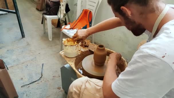 Artista della ceramica che fa il vaso di argilla al XII Simposio Internazionale Eskisehir Terra Cotta — Video Stock