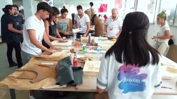 Artistas trabajando en un taller durante el XII Simposio Internacional Eskisehir Terra Cotta — Vídeo de stock