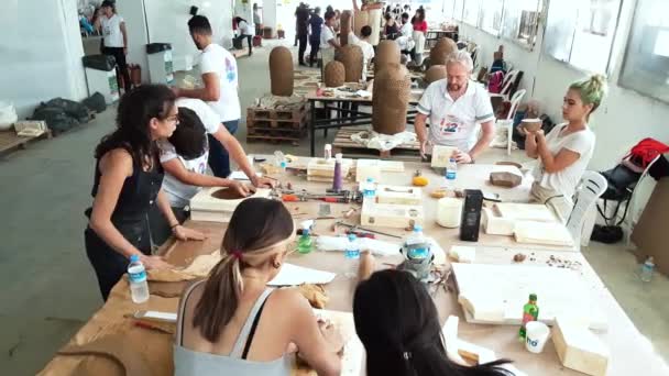 Künstler in einem Atelier während des 12. internationalen eskisehir terra cotta Symposiums — Stockvideo