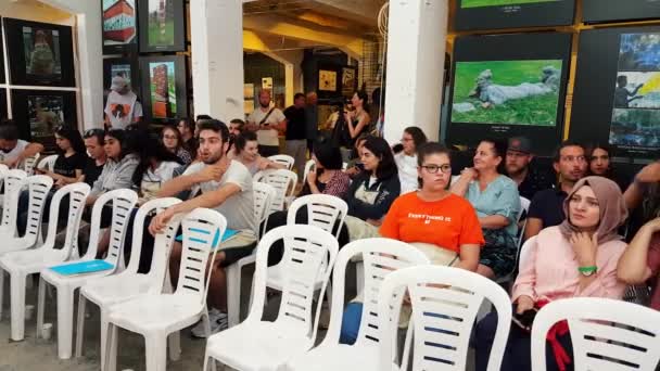 12. Uluslararası Eskişehir Terra Cotta Sempozyumu 'nda yarışmaya katılan seyirci — Stok video