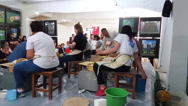 12. Uluslararası Eskişehir Terra Cotta Sempozyumu 'nda çömlek yarışmasına katılan öğrenciler — Stok video