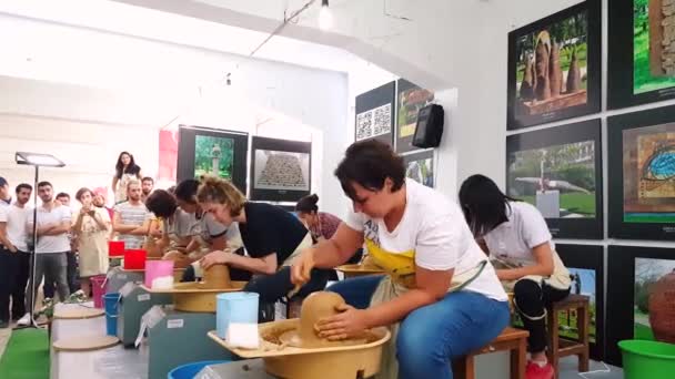 Students attending to the pottery contest at the 12th International Eskisehir Terra Cotta Symposium — Stock Video