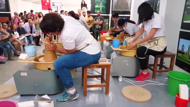 Students attending to the pottery contest at the 12th International Eskisehir Terra Cotta Symposium — Stock Video