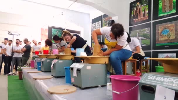 Schüler beim Töpferwettbewerb des 12. internationalen Symposiums eskisehir terra cotta — Stockvideo