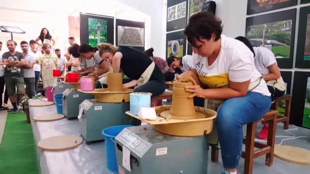 Gli studenti che partecipano al concorso di ceramica al XII Simposio Internazionale Eskisehir Terra Cotta — Video Stock