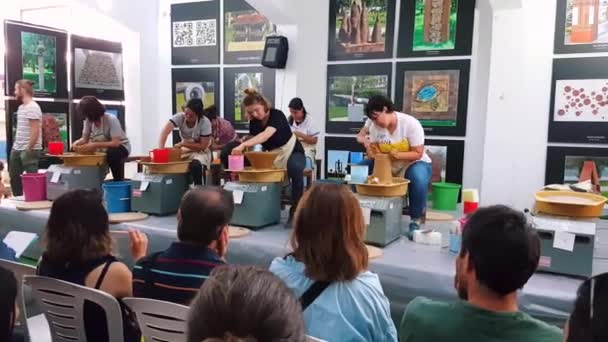 Студенты, участвующие в конкурсе керамики на XII Международном симпозиуме "Терра Котта" — стоковое видео