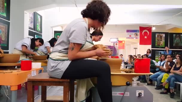 第12回国際エスキシェヒルテラコッタシンポジウムで陶芸コンテストに参加する学生たち — ストック動画