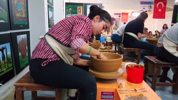 12. Uluslararası Eskişehir Terra Cotta Sempozyumu 'nda çömlek yarışmasına katılan öğrenciler — Stok video